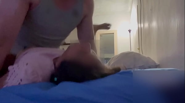Flaquita aguantando unas buenas metidas de verga