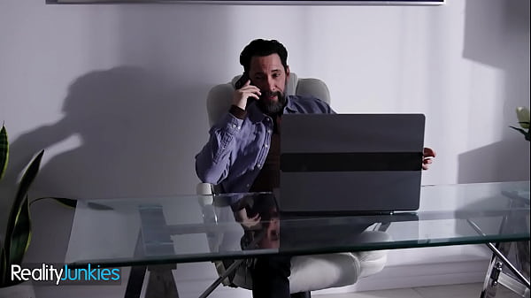 REALITYJUNKIES – Cherry Kiss Goes To Tommy Pistol’s House To Pleasure Him But She Ends Up More Satisfied Than Him