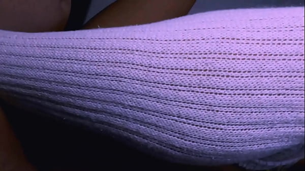 El estudiante y la madrastra acabaron en su sala, donde hubo más que caricias.