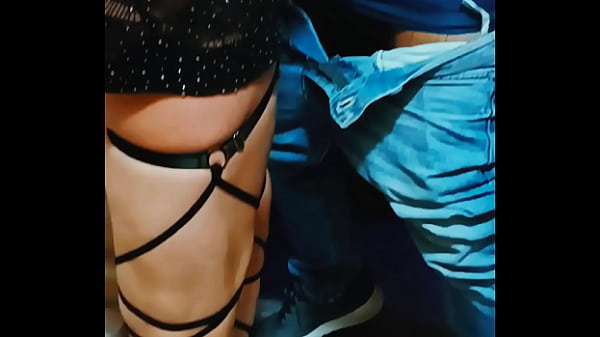 Esposa cachonda hace sexo oral a desconocidos haciendo lo terminar