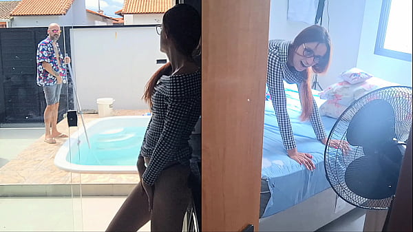 Corno da de cara com piscineiro da casa sentando a jeba na raba da sua esposa!
