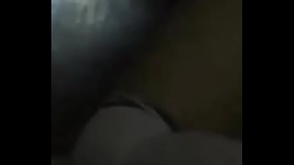 Mi esposa me monta dandome la espalda y se ensarta solita