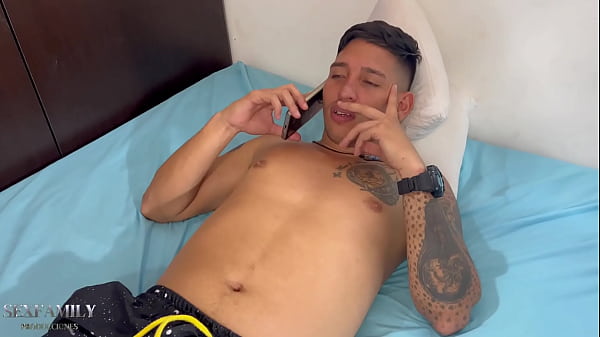 Mi tímida hermanastra me pide que le enseñe a jugar y termino cogiendo bien rico con ella. H.L.