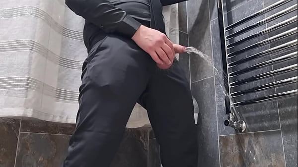 ARRAPATO E TREMENDAMENTE MOLTO SEXY | VESTITO ELEGANTE SI SEGA E SBORRA – CAZZO ENORME E PISCIATA DA URLO