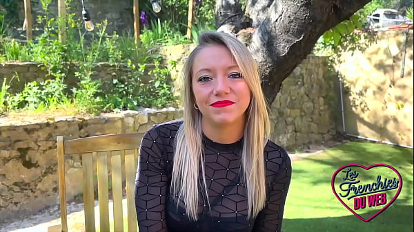 Ashley, sublime blonde, veut sucer des queues