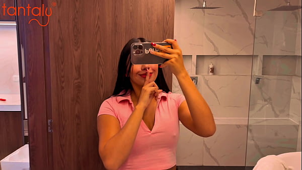 Encuentro a mi hermanastro follando a su muñeca sexual y me pongo cachonda por su gran verga – Tantaly