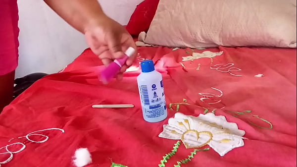 Fazendo as unhas sem calcinha