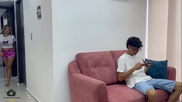 Hago un tato con mi hermanastra, le enseño a jugar con mi celular y aprovecho para hacerle sentir mi gran polla.