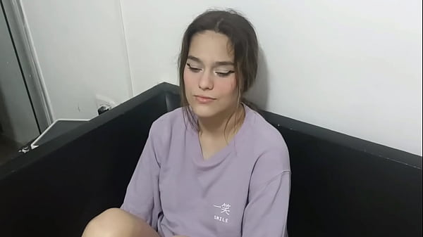 Observo a mi hermanastra viendo porno y me pongo cachondo, me corro en sus ricas nalgas.