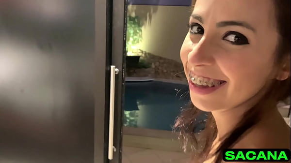 Pensa numa novinha sensacional! Emperrando a rola inteira e ela rindo que delícia ela