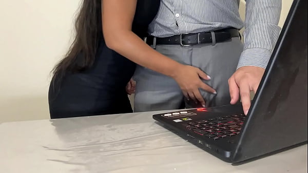 SECRETÁRIA GOSTOSA CHUPANDO O CHEFE PARA NÃO SER DEMITIDA, FUNCIONARIA MAMANDO O CHEFE.