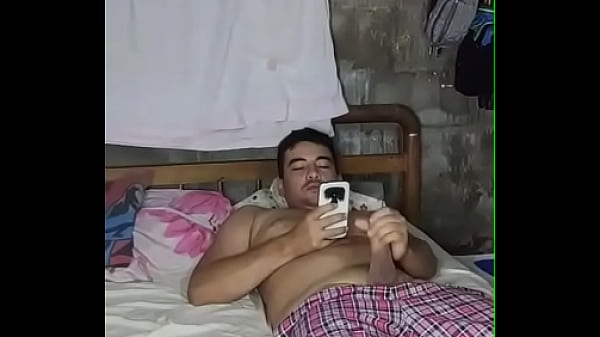 Descubrí que mi hermanastro se estaba masturbando viendo porno y lo ayudó dándole una rica y deliciosa mamada