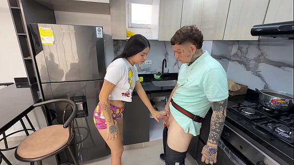 El cornudo de mi esposo contrata a plomero aprendiz y este se aprovecha que el sale a trabajar y resultamos teniendo el mejor sexo de nuestras vidas.