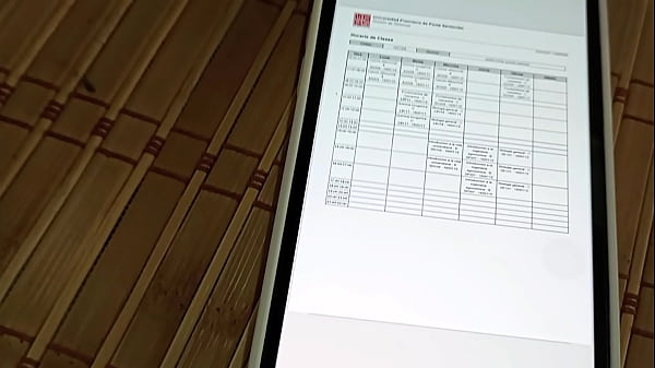 Mi hermanastro mayor me castiga por llevar malas calificaciones.
