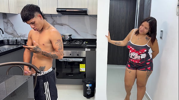 Mi madrastra me deja correrme en su culo a camibio de no contarle a nadie que soy un adicto a los videos XXX.