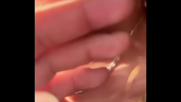 SE METE AL CUARTO DE SU NOVIO Y TERMINA COGIENDOSELA SU CUÑADO