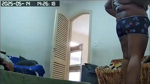 Camera escondida flagra empregada arrumando casa pelada com sua grande buceta