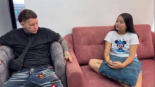 le tomo fotos a mi pequeña hermanastra desnuda, se pone cachonda y terminamos follando muy duro.