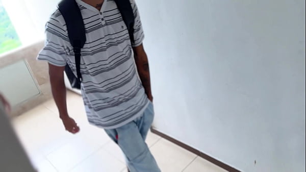 Mi cornudo marido se va de viaje y yo aprovecho para coger con mi vecino que es mi amante.