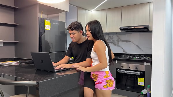 Mi hermosa hermanastra busca ropa en el closet y aprovecho para comerme ese rico culo.