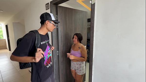 Mi marido se va de un viaje de negocios y yo aprovecho para entrar a mi vecino a mi casa y lo obligo a que me folle duro hasta hacerme venir.