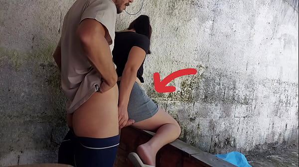 minha esposa saiu e a empregada baixinha gostosa pegou meu pau e colocou dentro dela na área de casa
