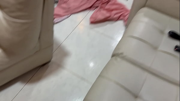 Vecina cachonda embarazada me convence que le ayude con unas tareas en su casa y asi aprovecho yo para cogerla duro.