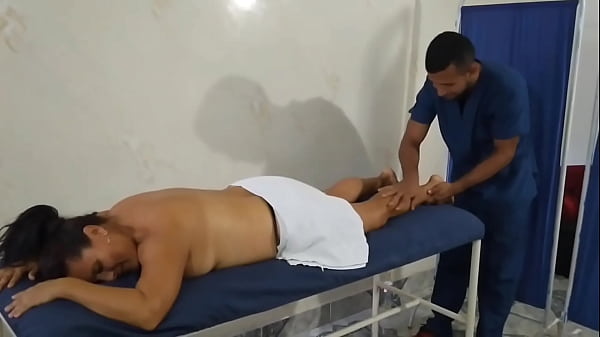 El terapeuta se puso caliente y se pasó de la raya