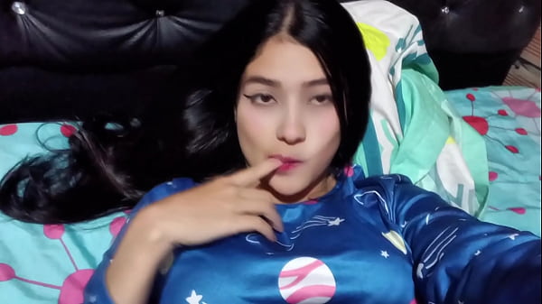 Hermanastra pillada viendo porno y ayudada a tener orgasmos – ruega por creampie
