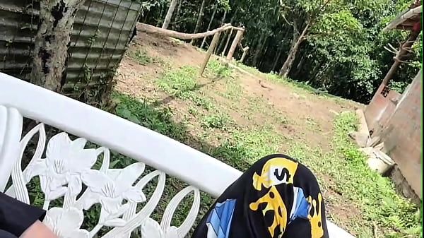 Mirando Netflix con mi hermanastra pero no pude evitar meter mi pene en su boca, casi nos descubren!!( CASERO REAL)