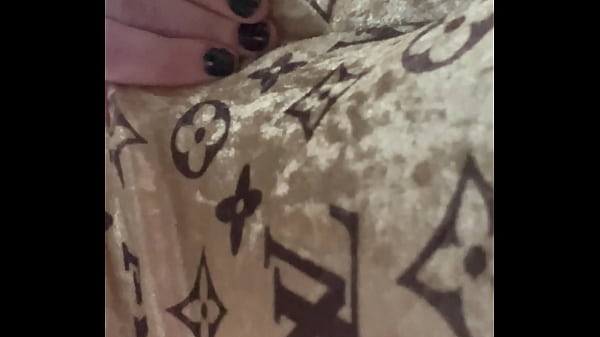 Mulher vai lavar roupa e com muito tesão na termina da máquina de lavar se masturbando e gozando muito