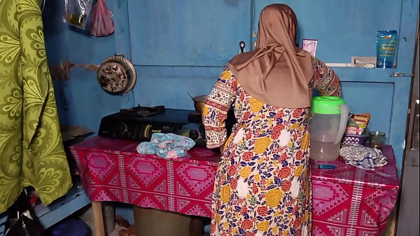 Ngentot kakak ipar ketika sedang masak di dapur