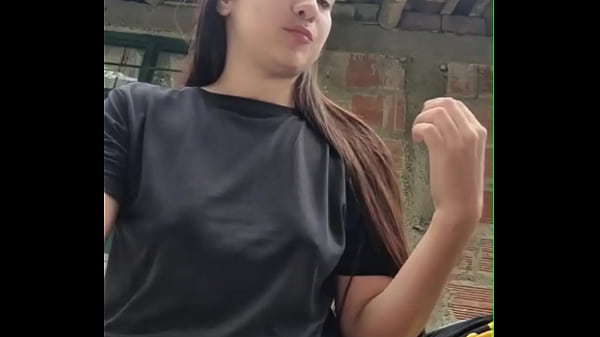 Vecina latina caliente con cuerpo curvilíneo me invitó a venir a follarla en su habitación otra vez ( CAPiTULO 1)