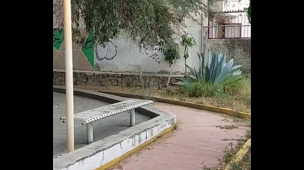 Beruka bien cachonda va al parque bien enchufada con su juguete sexual en su enorme panocha