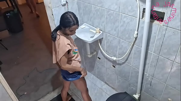 Dando o cuzinho no banheiro enquanto a amiga está do lado esperando tudo acabar