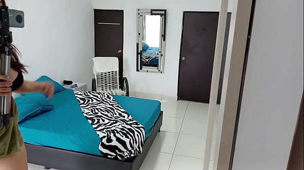 Estoy haciendo un en vivo para todos mis seguidores y mi Padrastro me descubre, y no me quiere ayudar a guardar el secreto, quiere revelarlo a todos pero cumple un deseo suyo