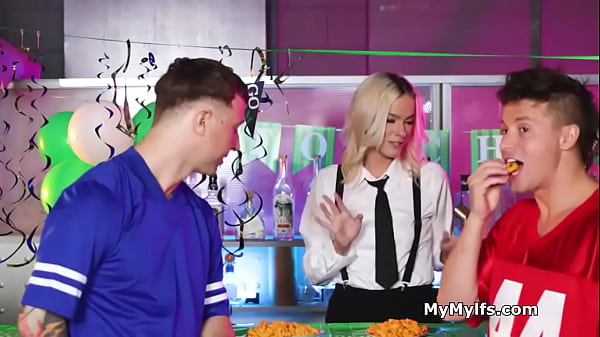 Freeuse sharing of sexy blonde bartender