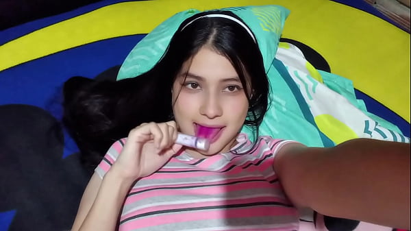 Madrastra comparte cama con su hijastro: ¡diversión nocturna traviesa! ( CASERO REAL)