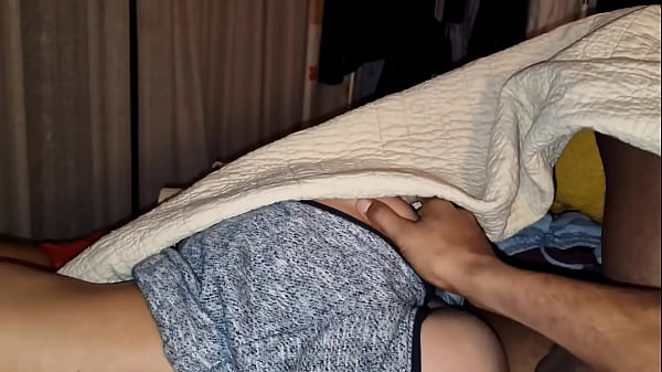 Me despierto con la polla de mi hermanastro en la cuca y luego la follo como una puta