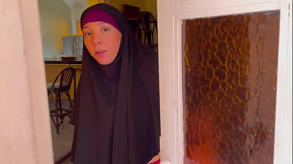 MI MADRASTRA ARABE MUSULMANA CON HIJAB ME MUESTRA SU GRAN CULO