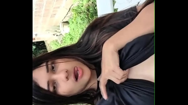 UNIVERSITARIA TRAVIESA SE MASTURBA CON SU CONSOLADOR